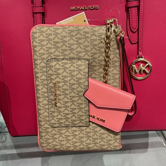 MICHAEL KORS JET SET ITEM LG 2 in 1 CARD CASE & WRISTLET
Tea Rose 
NWT - Picture 9 of 16